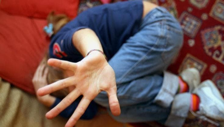 “Mi ha violentato quando mamma non c’era”. bimba di 10 anni si confida con la maestra: uomo indagato