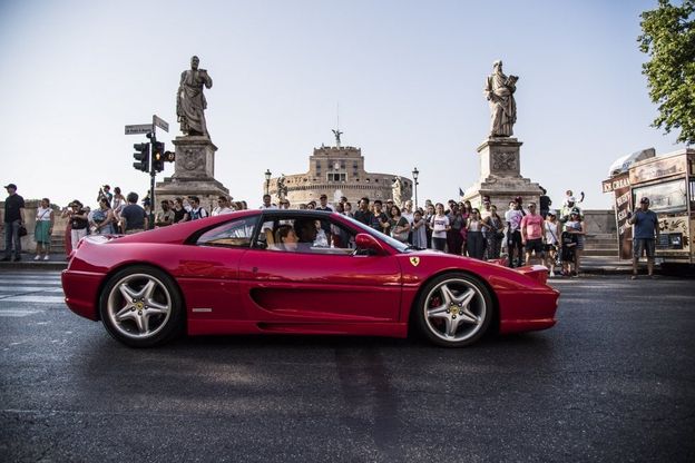 Il centro di Roma si colora di rosso, Ferrari in corteo per i 70 anni della casa di Maranello  