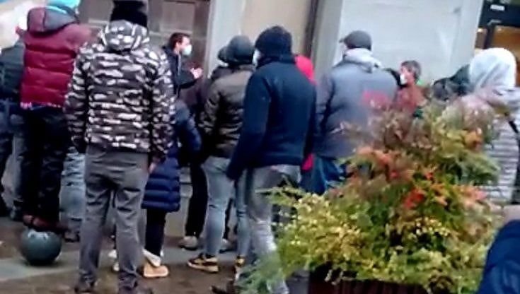 Pinerolo, calci al sindaco Salvai durante la protesta degli ambulanti contro le misure anti-Covid