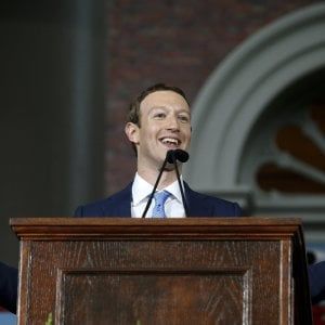La rivincita di Zuckerberg, laurea ad Harvard: "Serve un nuovo contratto sociale"