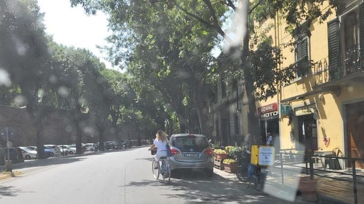 Invasione di auto e sosta selvaggia. “Ciclabili in tilt”