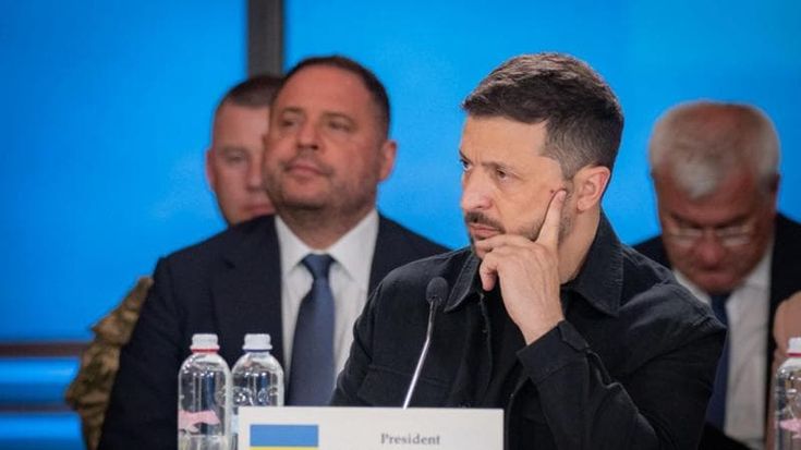 Il politologo Bortnik: “La crisi politica interna indebolisce Zelensky ma può facilitare l’intesa”