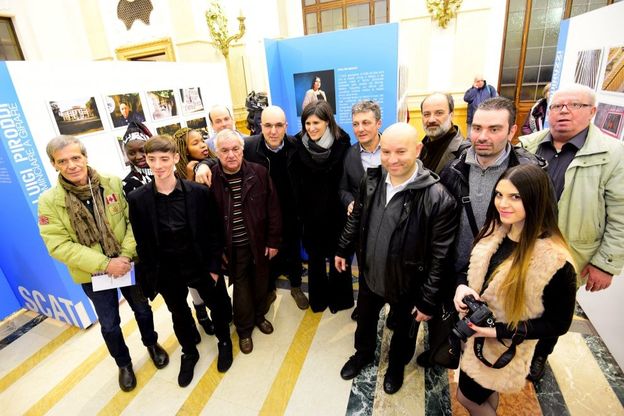 Dodici vite in frantumi reincollate da un'immagine