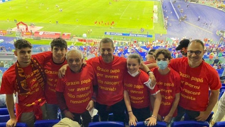 Roma, compleanno in tribuna all'Olimpico, i tifosi cantano "Tanti auguri"