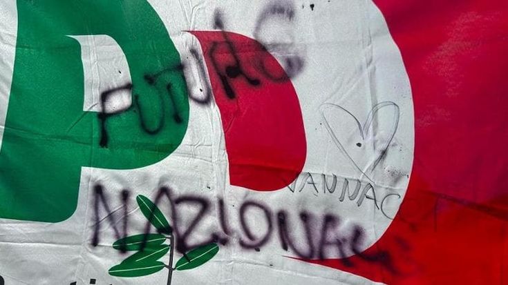 Festa dell’Unità a Volterra: stand vandalizzati, scritte pro Vannacci e offese sulle bandiere del Pd