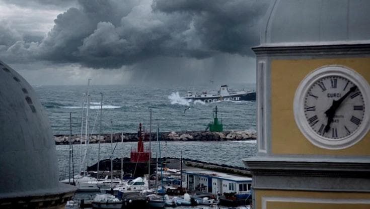 Mare mosso e vento forte, disagi nel golfo di Napoli: sospesi collegamenti veloci con le isole