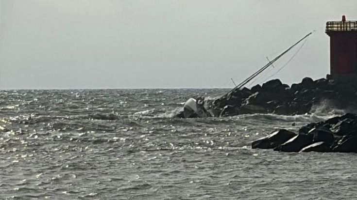 Barca finisce sugli scogli a Ostia a causa delle onde, salvi i due diportisti