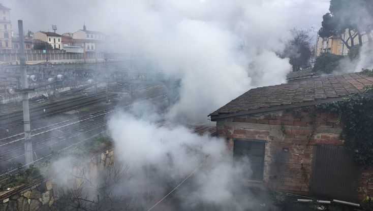 Firenze  fiamme a Campo di Marte in un edificio vicino alla ferrovia
