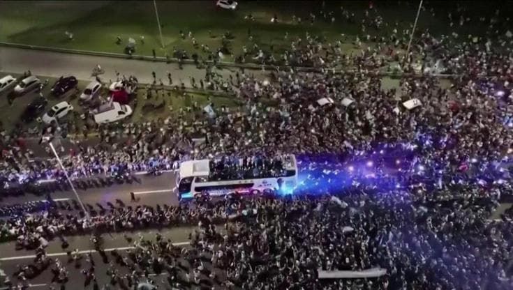 L'Argentina campione del mondo torna a casa: una folla immensa accoglie l'Albiceleste