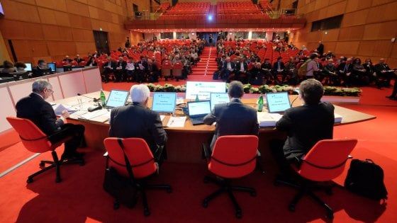 Carige assemblea azionisti. L'appello di Fiorentino: "I soci si parlino"