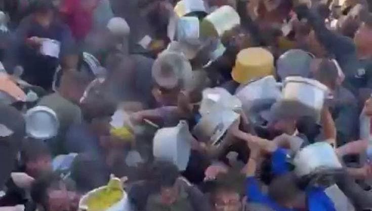 Gaza, la ressa disperata in uno dei punti distribuzione cibo