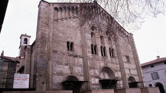Pavia, il "giallo" delle pietre alla Basilica di San Michele