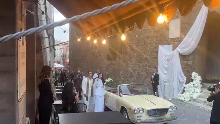 Damiano David e Dove Cameron si sono sposati: l'arrivo a Montalcino su una Lancia d'epoca