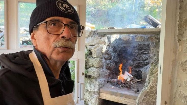 La famiglia nel bosco, pranzo con frittata nella nuova casa. Nathan: “Voglio portare qui i bimbi”