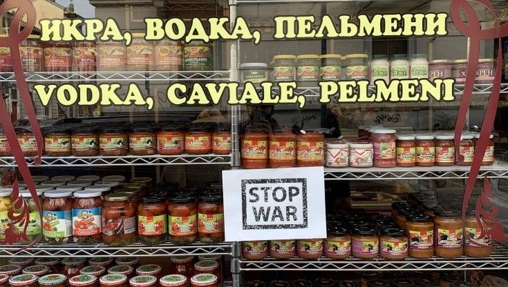 Nel negozio russo Kalinka di Milano: tra vodka, caviale e pelmeni spunta la scritta "Stop war"