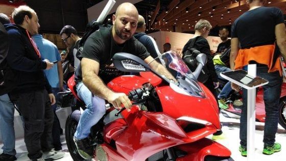 Milano, agente della Digos muore in incidente: la sua moto colpita da un'auto
