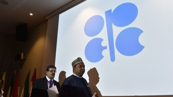 Opec, l'accordo sul petrolio può valere 10 $ al barile. Ma ci sono dubbi e per i consumatori il rischio rincari