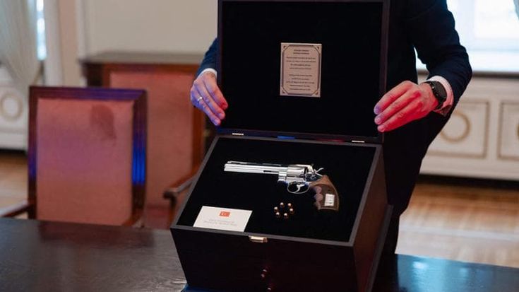 Pistole come souvenir a tutti i leader, il dono di Erdogan imbarazza la Nato