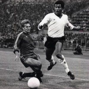 Gb, il calciatore Gayle rifiuta la nomina MBE: "I miei antenati si rivolterebbero nella tomba"