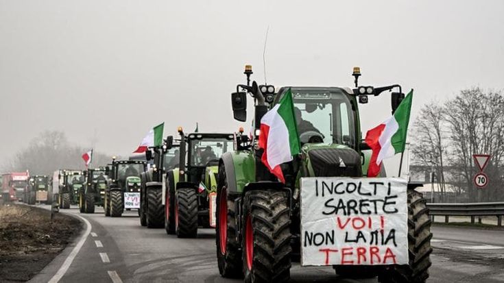 Blocchi e letame la trincea dei trattori: “Traditi da tutti facciamo un partito”