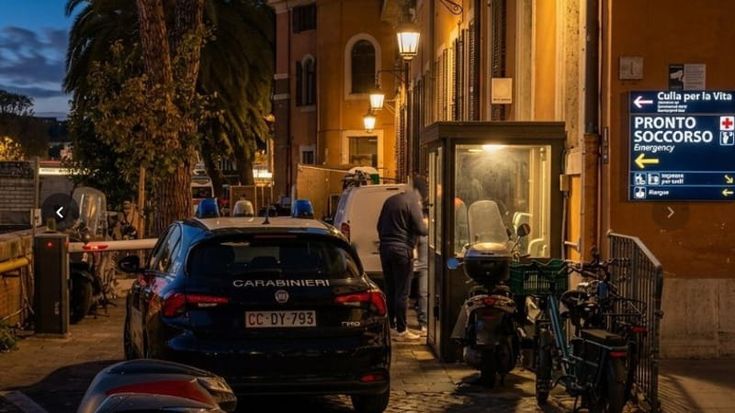 Si strappa l’agocannula per protesta e imbratta con il sangue la sala d’attesa del pronto soccorso