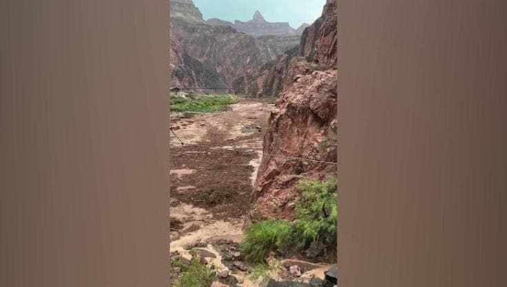 Alluvione nel Grand Canyon, l'ondata di fango trascina via tutto. Evacuate decine di escursionisti