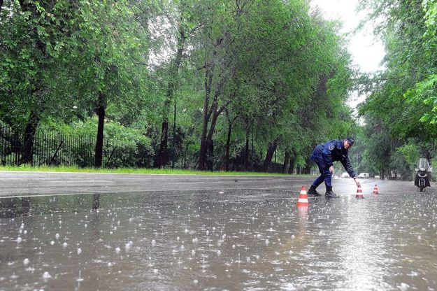Maltempo a Milano, strade allagate e selva di ombrelli in piazza Duomo