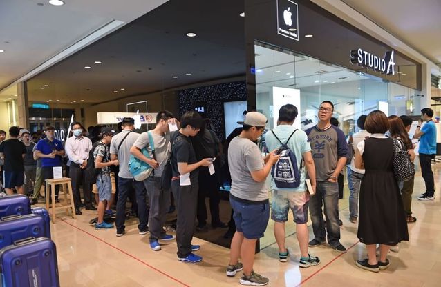 Tutti in fila per l'Apple Watch in Italia e nel mondo
