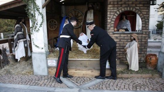 Rubano Gesù bambino dal presepe in piazza, denunciati per furto aggravato due minorenni nel Milanese