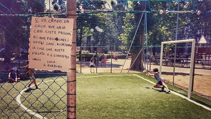 "Prendetevi cura di questo giardino". Firmato: "Il barbone Luca"