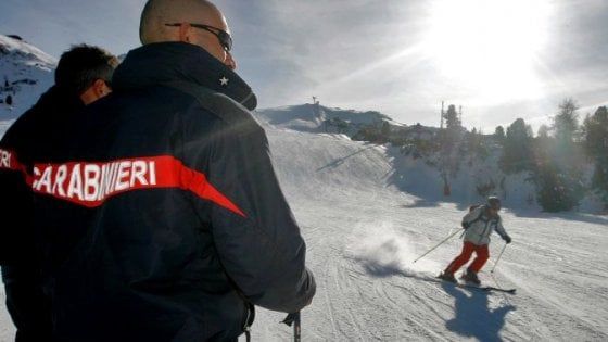 Sciatore trentenne cade in pista e muore sbattendo contro un frangivento al Sestriere