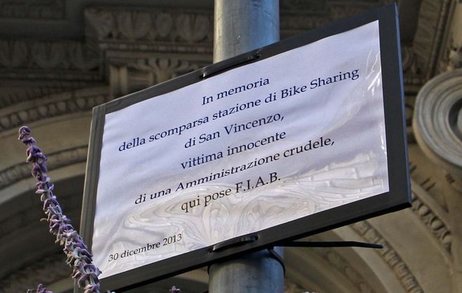 Via XX Settembre, "Qui giacque il bike sharing"