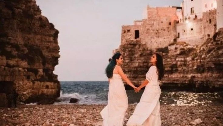 Milena sposa Claudia in Puglia, imprenditore si commuove per il loro amore e fa un regalo