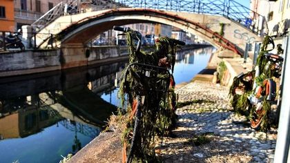 Le bici del bike sharing ripescate dal naviglio