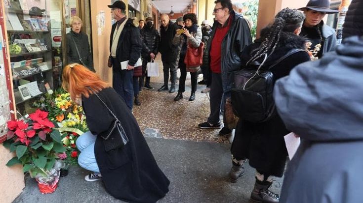 Le lacrime del Pratello per il lungo addio a Lino Neri “La tua edicola resisterà”