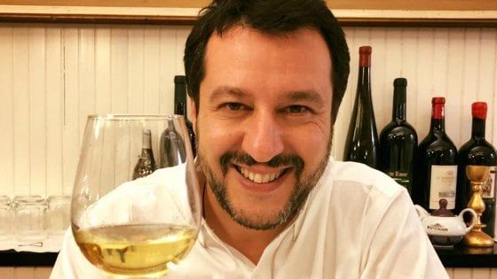Salvini, brindisi sarcastico ai 99 Posse. La band: “Insofferente, gliele ‘suoneremo’ a casa sua”