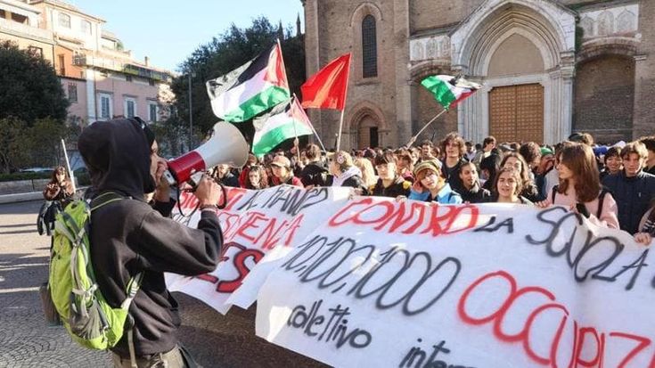 Studenti in corteo bruciano le foto di Netanyahu, Meloni e Schlein