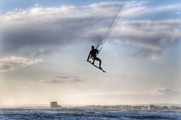 Lo spettacolo del kitesurf nel mare del Salento