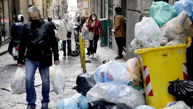 Napoli, slalom tra i rifiuti da Toledo a Scampia. L'Asia: "Ci scusiamo con i cittadini"