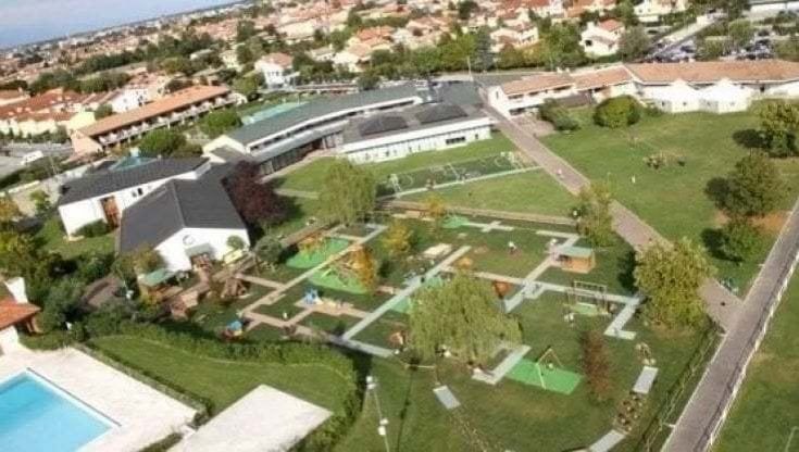 Cinema, De Luca risponde all’appello dei 44 “La scuola si farà all’ex Nato: incontriamoci”