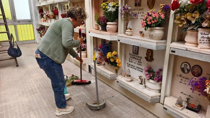 Salme fatte a pezzi per svuotare i loculi, la rabbia dei parenti: “Fanno affari sul dolore”