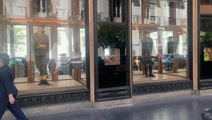 A Palazzo Mincuzzi si riempiono di nuovo le vetrine: c’è la mostra di uniformi dei carabinieri