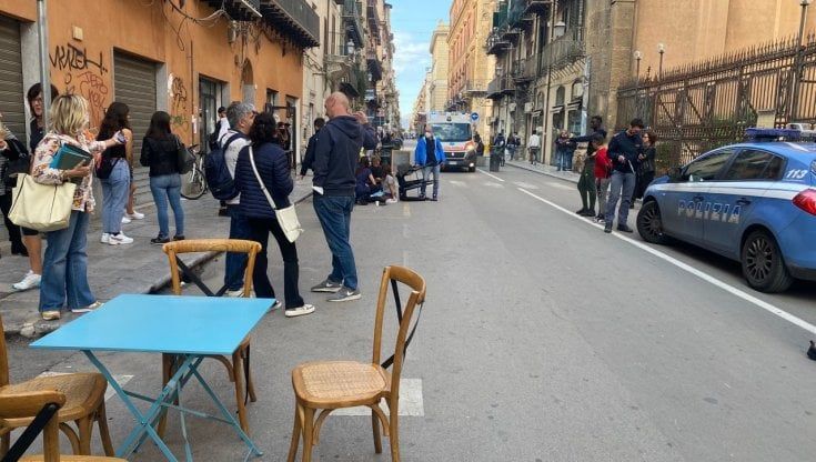 Via Maqueda, investita mentre passeggia nell'isola pedonale. Caccia allo scooter pirata