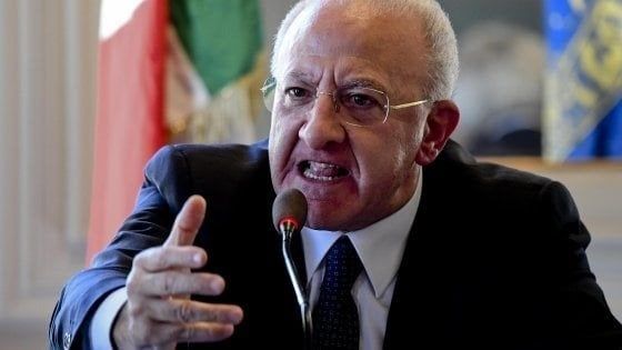 De Luca attacca i giornalisti: “Farabutti all’80 per cento, analfabeti al 10. Salvo solo la parte rimanente”.