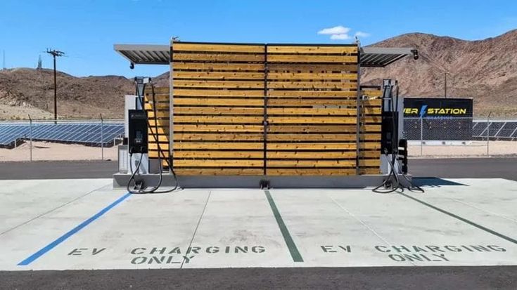 Auto elettrica, arriva la stazione di ricarica gratuita grazie ai pannelli solari. Come funziona