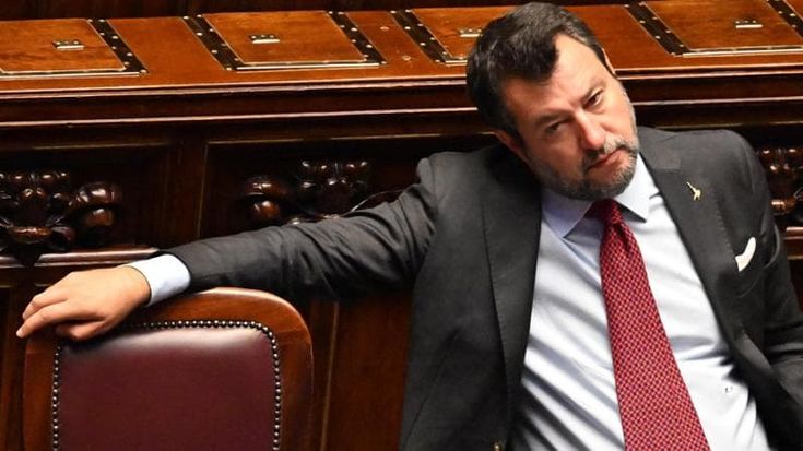 La battaglia ventennale della Lega: nuovo progetto di legge sull’obbligo del crocifisso