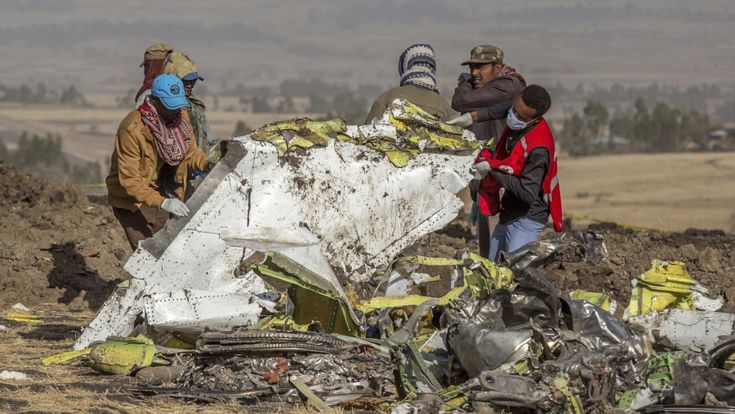 Tra i resti dell’aereo maledetto che ha spezzato i sogni dell’Etiopia