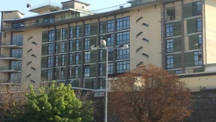 Tentato femminicidio a Favria, litiga con la compagna in strada e la accoltella