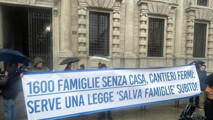 Gli acquirenti di case beffati dalle inchieste incontrano Sala: “Tavolo con costruttori e procura”