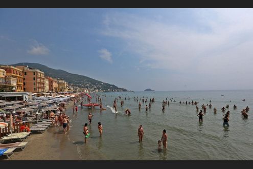 Alassio La Spiaggia è Ristretta Il Mare Sfratta Gli